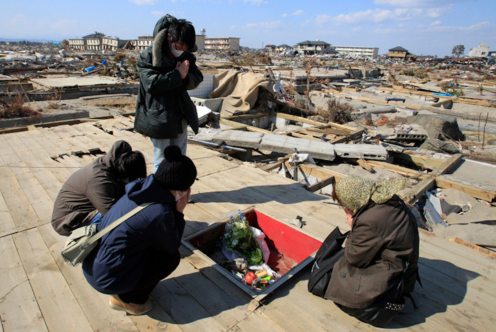 Япония спустя месяц после катастрофы (фото)