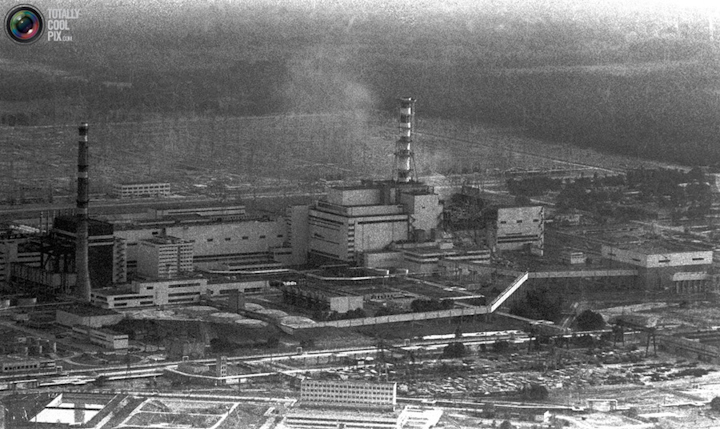 станция в Чернобыле издалека в момент аварии в 1986 году