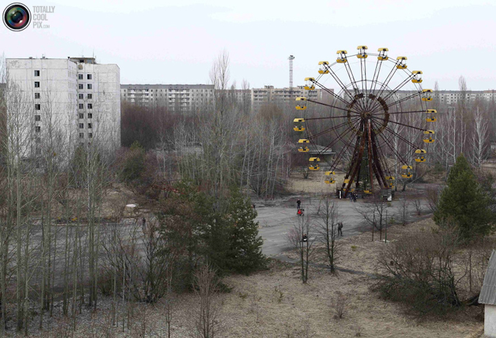 Катастрофа на Чернобыльской АЭС даже спустя 25 лет привлекает внимание. Вашему вниманию фото из зоны отчуждения, а также кадры, сделанные до катастрофы 26 апреля 1986 года.
