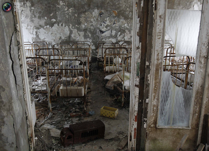 больница с койками, которые давно забросили, ржавая мебель в Припяти