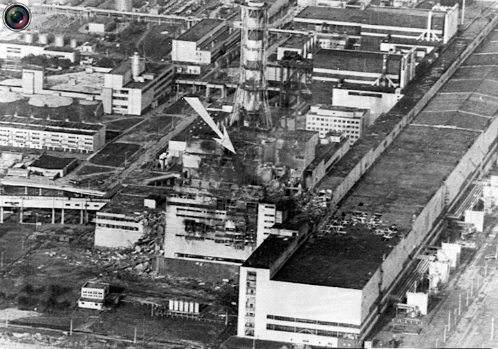 Чернобылськая атомная станция с высоты птичьего полета после аварии