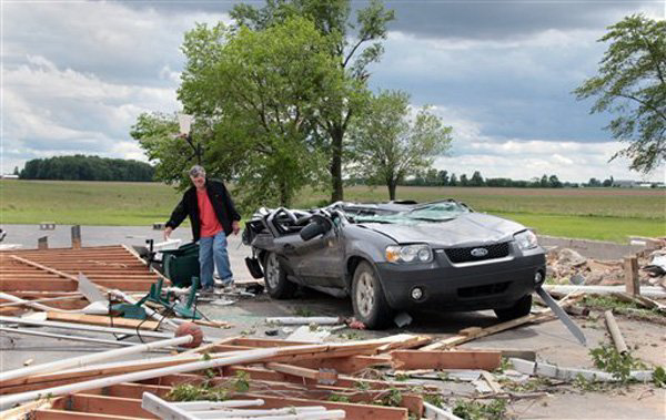 Торнадо в США. Последствия смерчей в США. Фото с места событий.