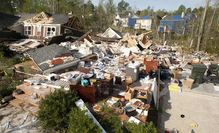 Торнадо в США. Последствия смерчей в США. Фото с места событий.