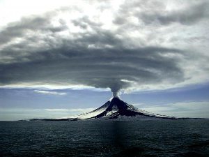 Пробудившийся вулкан Тунгурауа в Эквадоре (видео)
