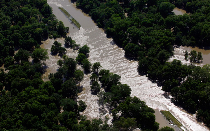 наводнение в США 2011 открытие дамбы последствия разлив реки Миссисипи