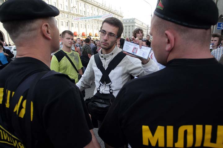 Революция в Белоруссии 2011, акция протеста, милиция, толпа