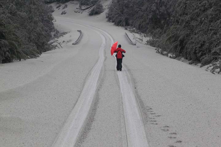извержение вулкана Пуйеуэ в Чили в 2011 году, последствия, уборка территорий от пепла, эвакуация, жизнь, фото