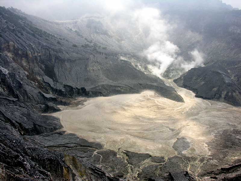 вулкан Папандайян Ява Индонезия фото
