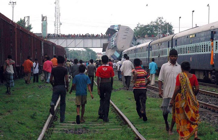 Крушение поезда в Индии в 2010 году (фото)