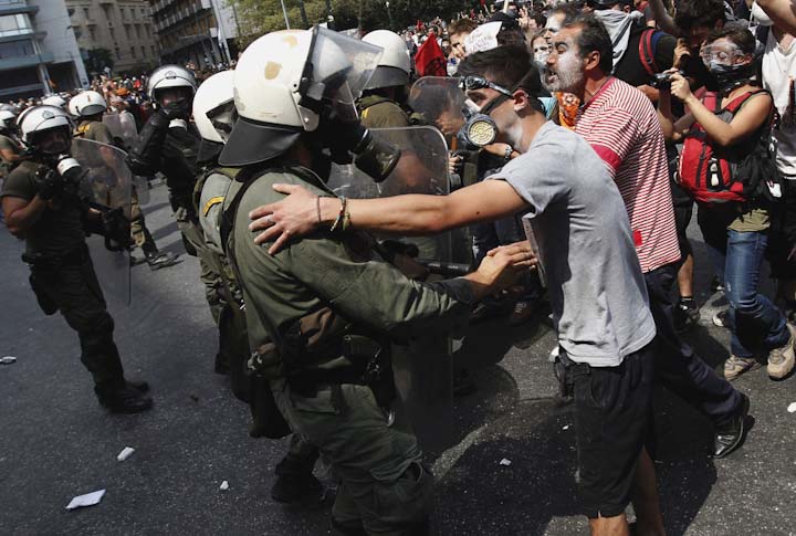 массовые протесты, акции, забастовки, столкновения с полицией на улицах Греции, кризис, революция 2011