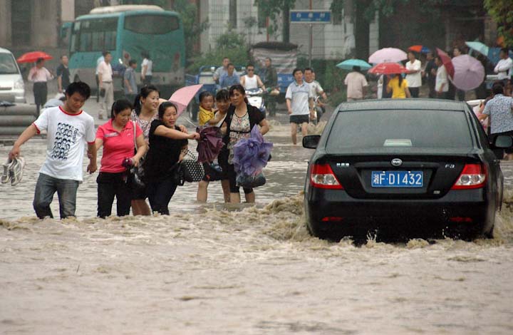 наводнение в Китае, последствия катастрофы, спасательные работы, жизнь в воде, Китай лето 2011