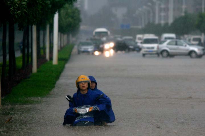 наводнение в Китае, последствия катастрофы, спасательные работы, жизнь в воде, Китай лето 2011