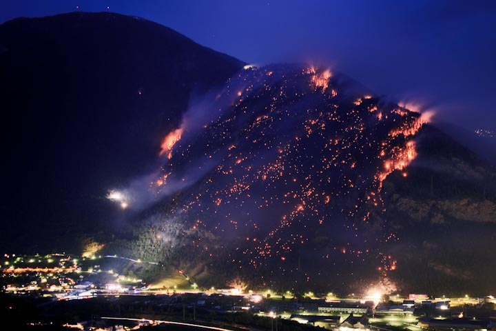 Пожар бушует недалеко от Виспа, Швейцария, 26 апреля. С лесным огнем на юге Швейцарии боролись 9 вертолетов и 300 пожарных. Несколько швейцарских кантонов ввели запрет на разжигание костров в лесных районах. Страна пережила сильнейшую за последние 150 лет засуху.
