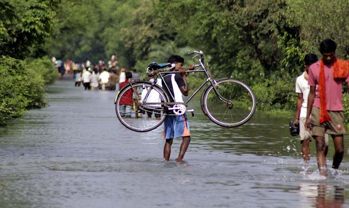 наводнение в Пакистане и Индии в 2011 году, последствия катастрофы, эвакуация, выживание, вода наступает, спасение от природных катаклизмов