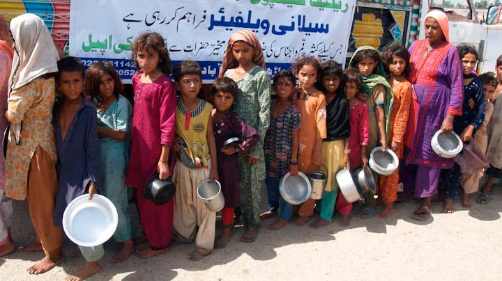 очередь за едой и водой в Пакистане