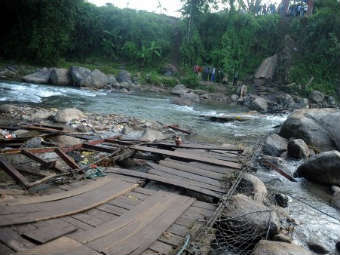Разрушение моста в Индии упал мост