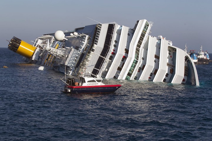 Свежие новости о крушении лайнера Costa Concordia (фото катастрофы)