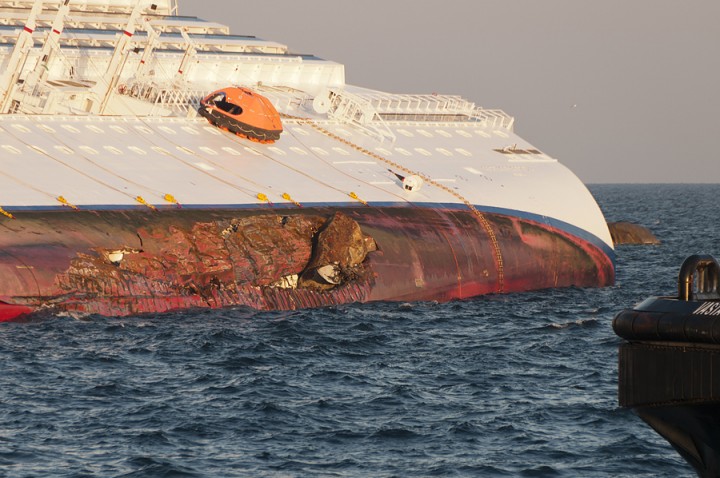 итальянский лайнер Costa Concordia потерпел крушение, свежие новости