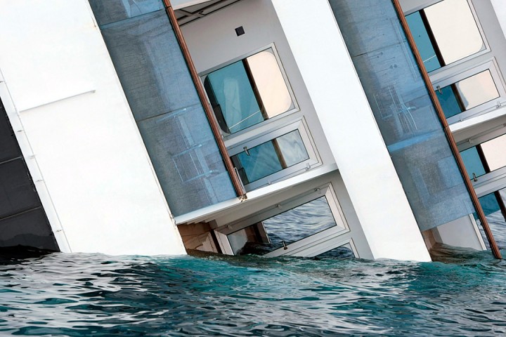 итальянский лайнер Costa Concordia потерпел крушение, свежие новости