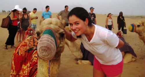 работа в ОАЭ, девушка и верблюд в пустыне