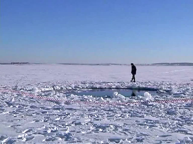 фото озеро Чебаркуль место падения метеорита в Челябинске, Урал Россия 15 февраля 2013 года