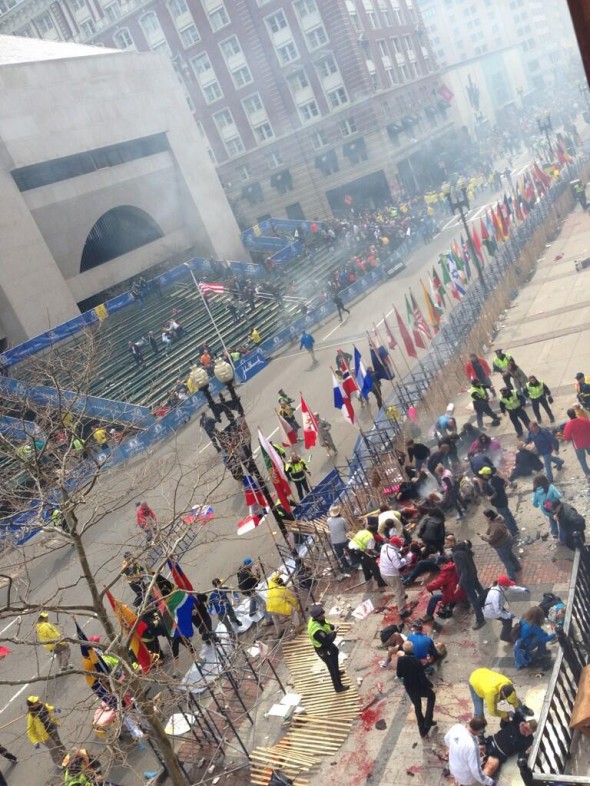 паника после взрывов на Бостонском марафоне