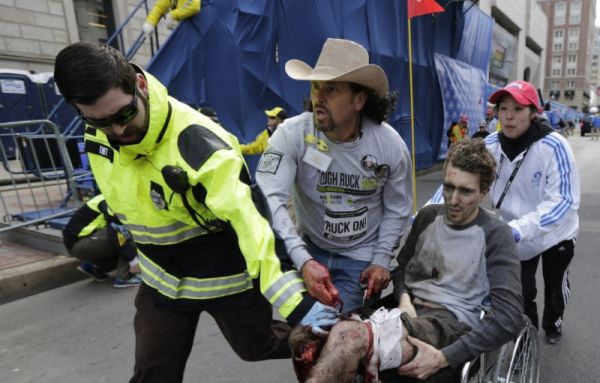 эвакуация пострадавших после взрывов в Бостоне на марафоне