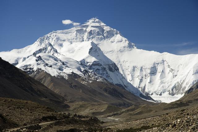 Эверест снова «порадовал» очередной мощной лавиной