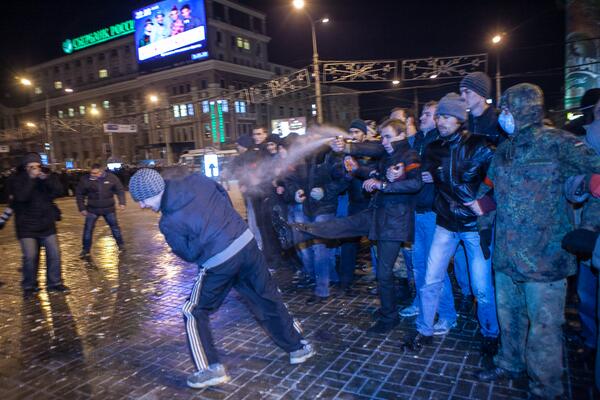 столкновения, митинг, драка в Донецке 13 марта 2014, фото