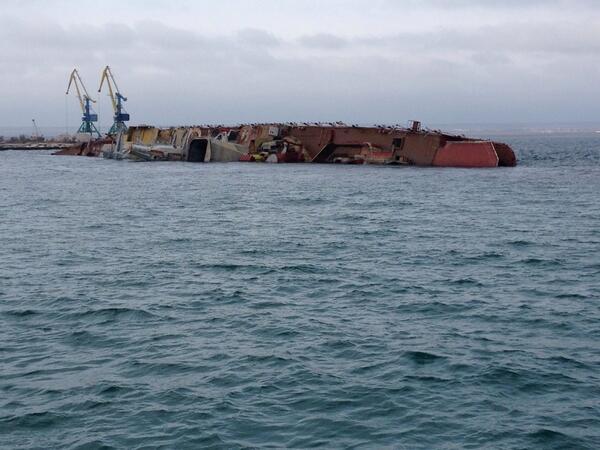 затопленный корабль в Крыму фото