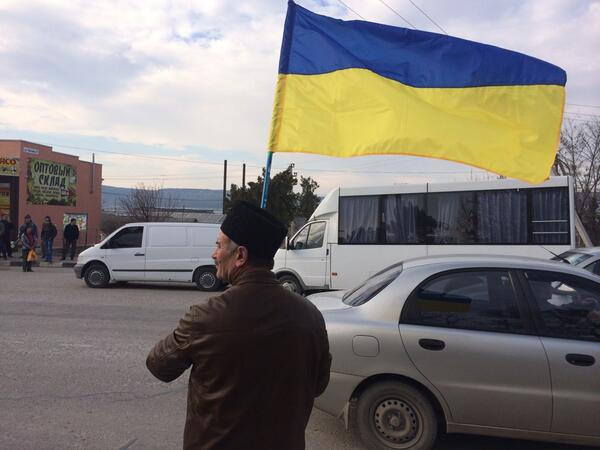 татарин с украинским флагом в Крыму