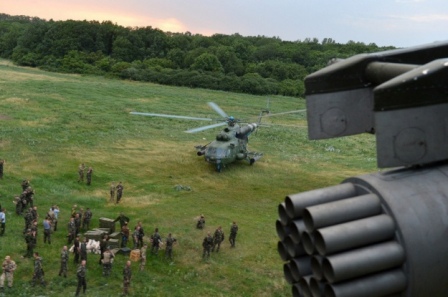 военные с АТО, война на Востоке Украины, боевой вертолет