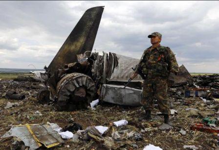 В Луганске был сбит военный самолет ИЛ-76, 49 погибших (фото, видео)