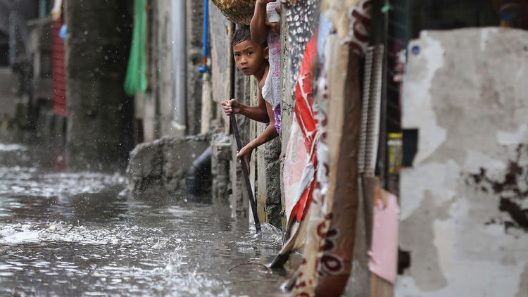 Число жертв тайфуна Раммасун на Филиппинах растет (фото)
