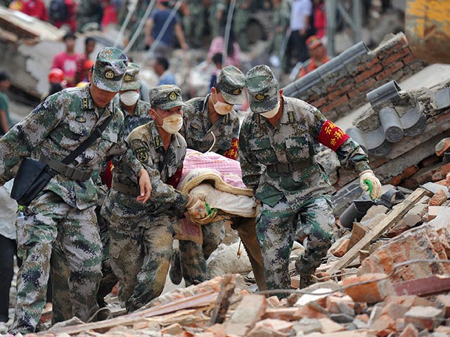 фото землетрясение в Китае 3 августа 2014 года, последствия, жертвы, развалины и спасательные работы