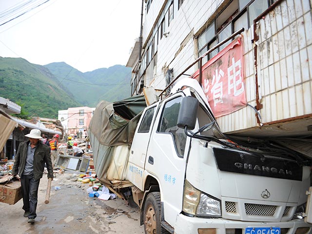 фото землетрясение в Китае 3 августа 2014 года, последствия, жертвы, развалины и спасательные работы