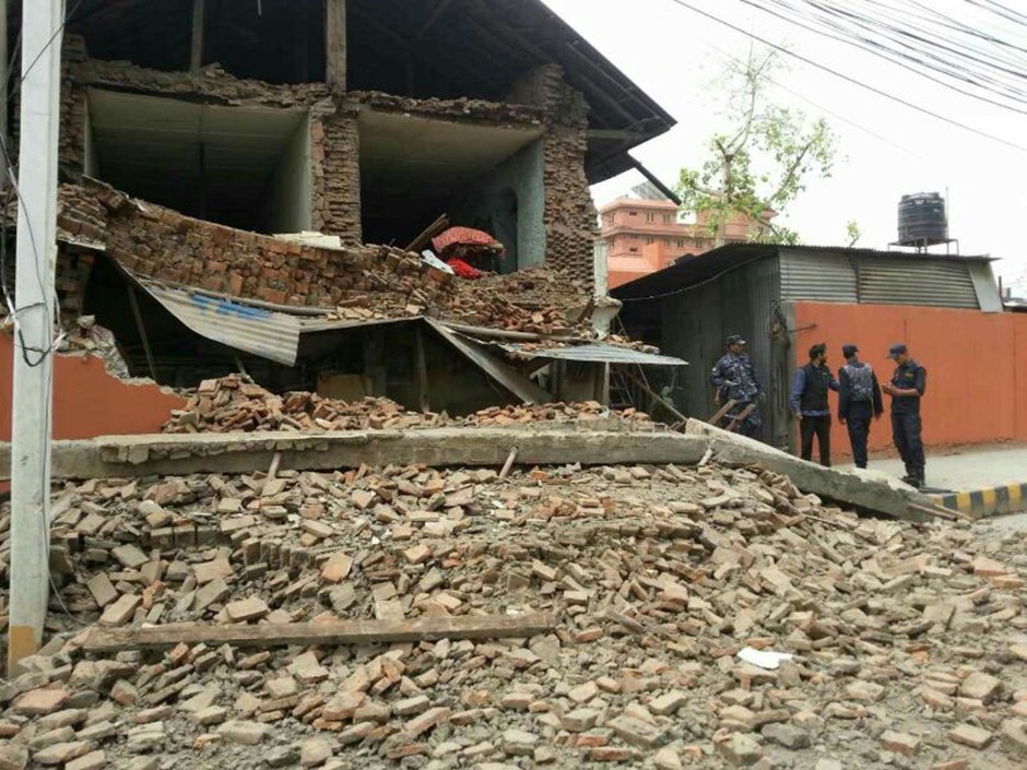 разрушенные здания и разруха паника землетрясения в Непале апрель 2015
