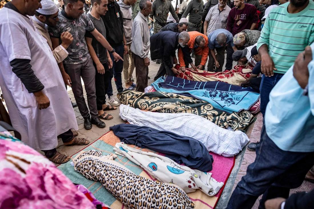 погибшие лежат на улице накрытые одеялами и одеждой